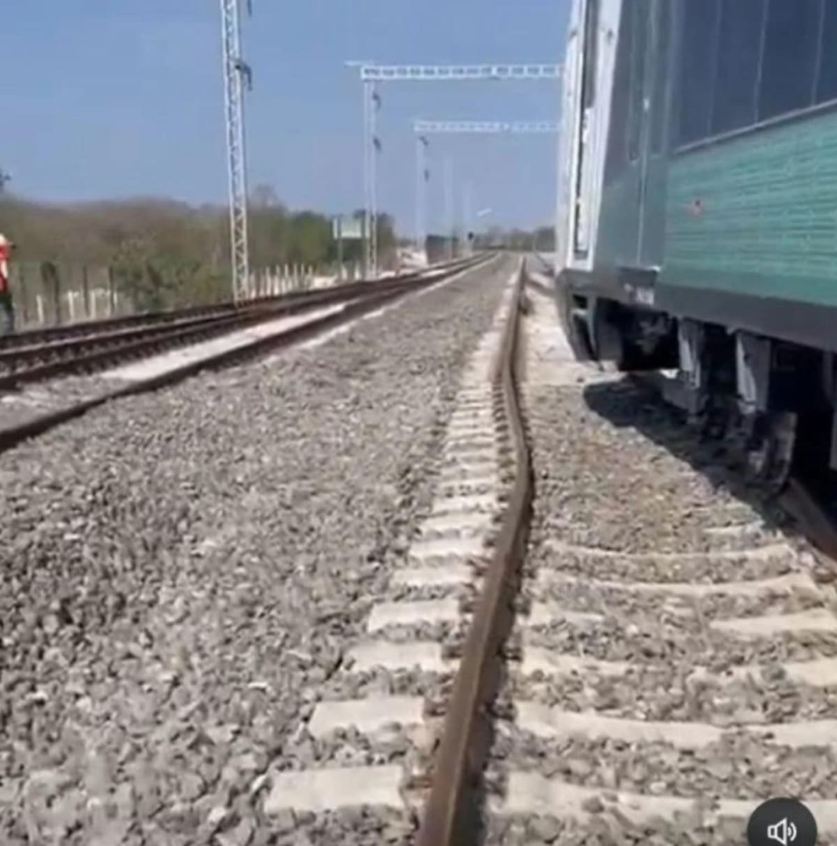 Curvatura en la vía del Tren Maya tras el descarrilamiento. Foto: Radio Formula