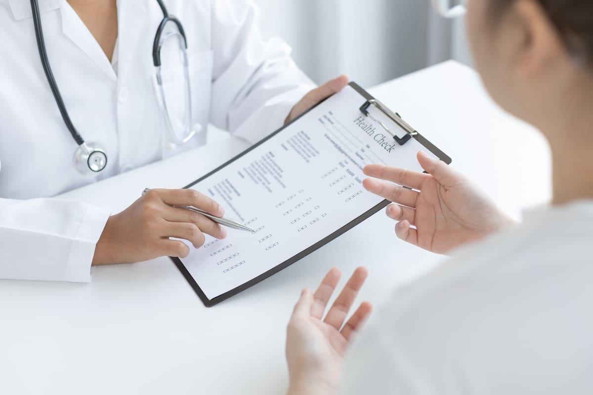 Debido a las redes sociales, las nuevas generaciones prefieren el autodiagnóstico en lugar de consultar a un médico, según expertos