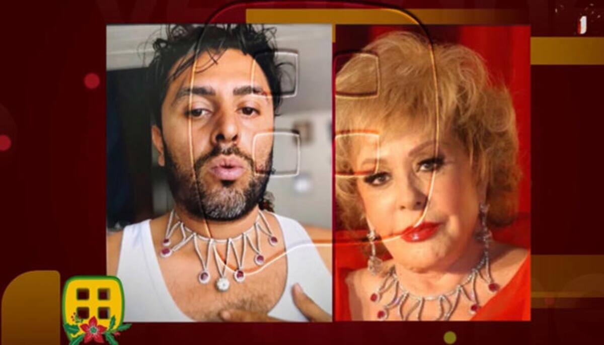 Erick Cerón posando con uno de los collares de Silvia Pinal, prenda que lo vincula al presunto robo de sus joyas
