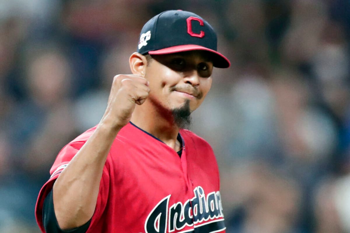 Lanzador Carlos Carrasco se lleva el Premio Roberto Clemente