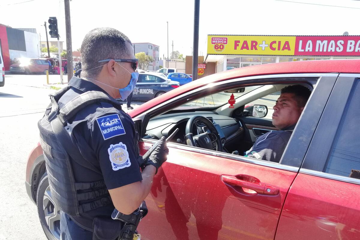 Policías vigilan que ciudadanos cumplan medidas de salud.