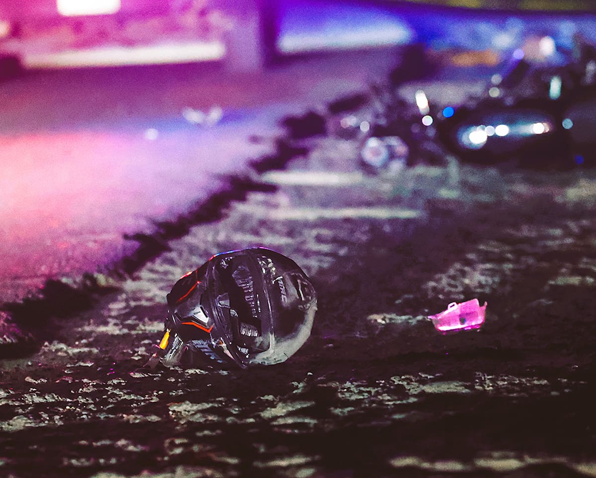 Un motociclista perdió la vida tras ser embestido por un vehículo sobre la carretera Santa Isabel-Progreso, al poniente de Mexicali, donde el cuerpo quedó a la orilla de la carretera junto a su casco, mientras el auto involucrado se dio a la fuga del lugar. (FOTO: JUAN J. MORALES)