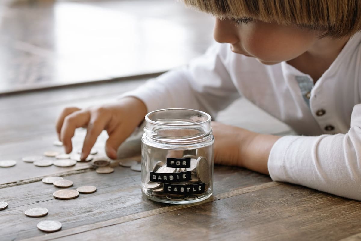 Aprender hábitos como el ahorro desde la niñez, pueden ayudar a tener mejores hábitos financieros durante la vida adulta, indica la Condusef. | Foto: Pexels