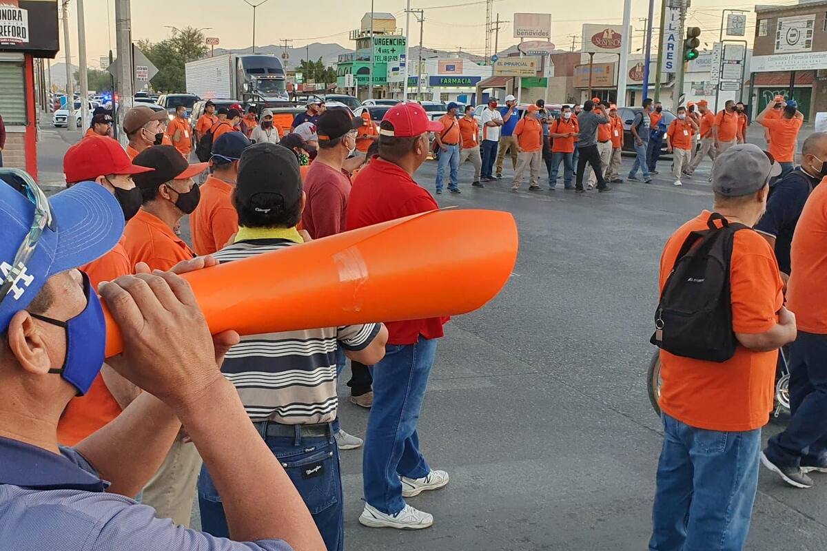 Choferes de transporte urbano bloquean calles de Hermosillo en su paso al Palacio de Gobierno