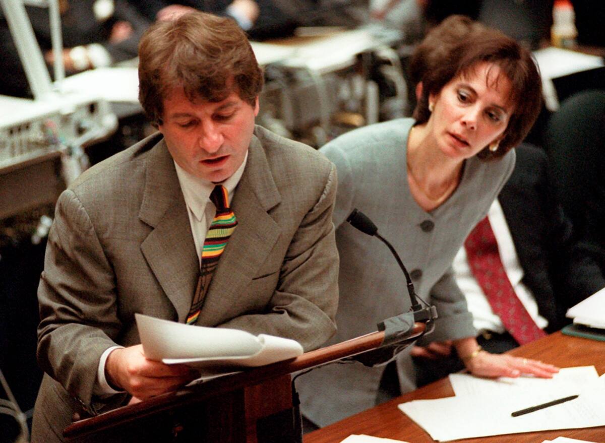 En esta foto del 18 de septiembre de 1995, el abogado defensor de O.J. Simpson Barry Scheck revisa transcripciones del juicio junto a la fiscal Marcia Clark durante el juicio de Simpson por asesinato en Los Angeles. (AP Foto/Reed Saxon, Pool, Archivo)