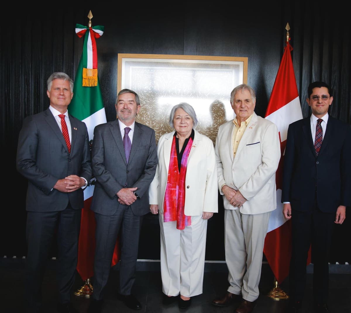 El canciller Juan Ramón de la Fuente recibió a la gobernadora general de Canadá, Mary Simon, quien realiza una visita oficial a nuestro país para reunirse con la presidenta Claudia Sheinbaum Pardo mañana martes. (Foto: SRE_MX)
