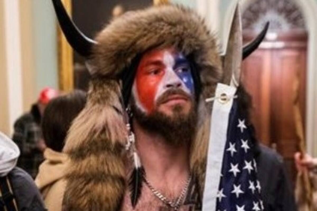 Jake Angeli, extremista simpatizante de Trump que irrumpe en el Capitolio