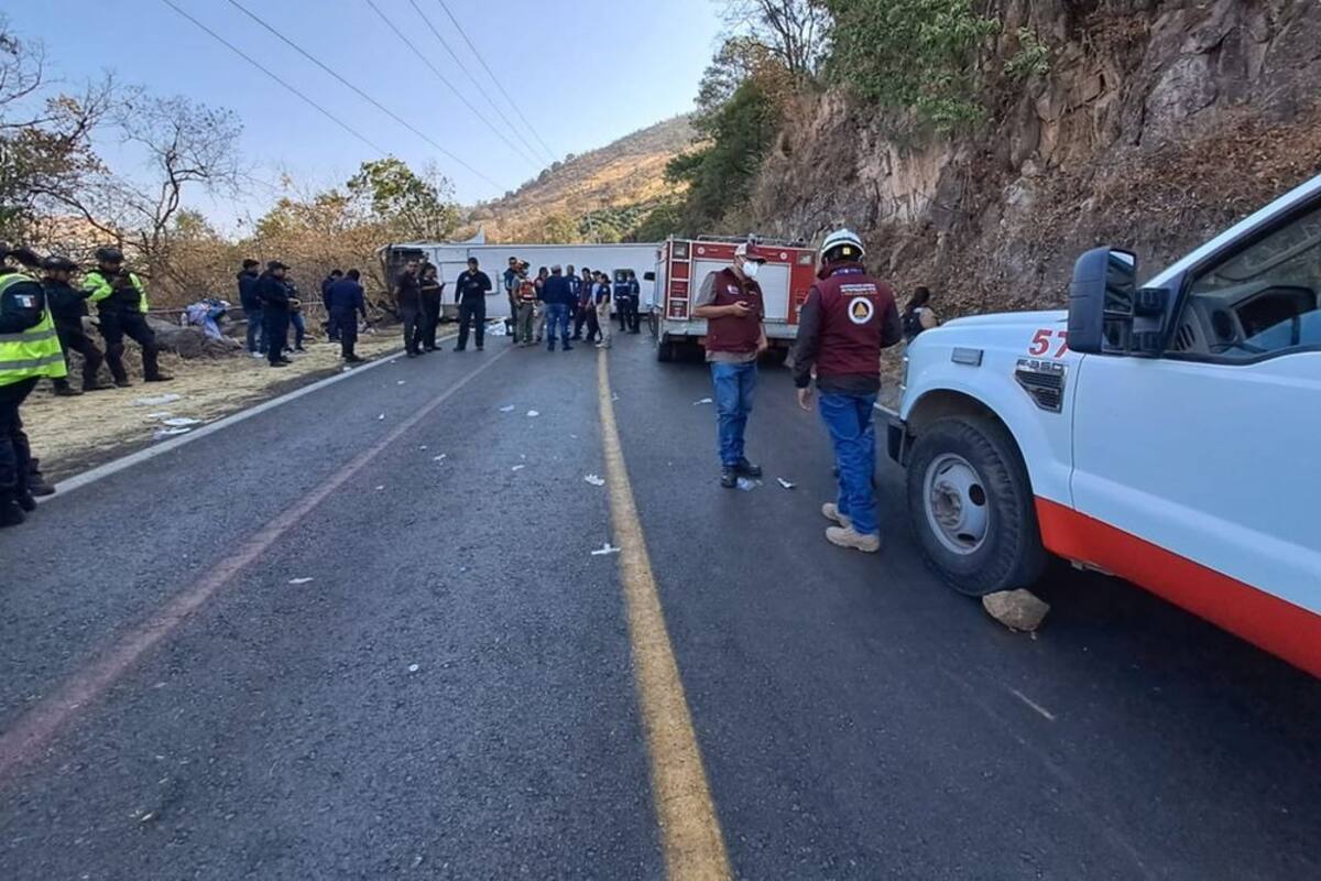 Edomex: 14 muertos y 31 heridos deja volcadura de autobús en carretera Capulín - Chalma