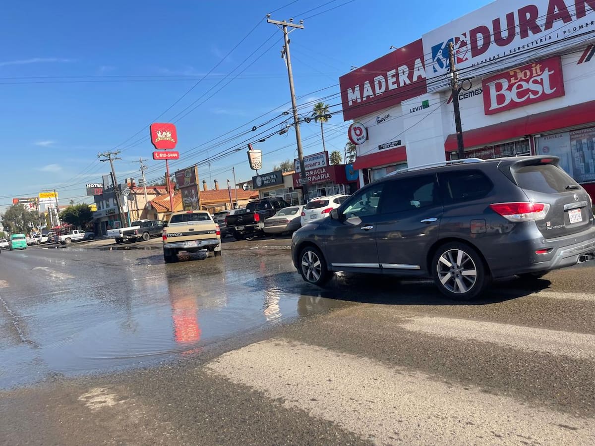 Aguas negras que se han desparramado sobre diversas calles que termina acumulándose sobre la arena de la playa aledaña. Foto: Carmen Gutierrez