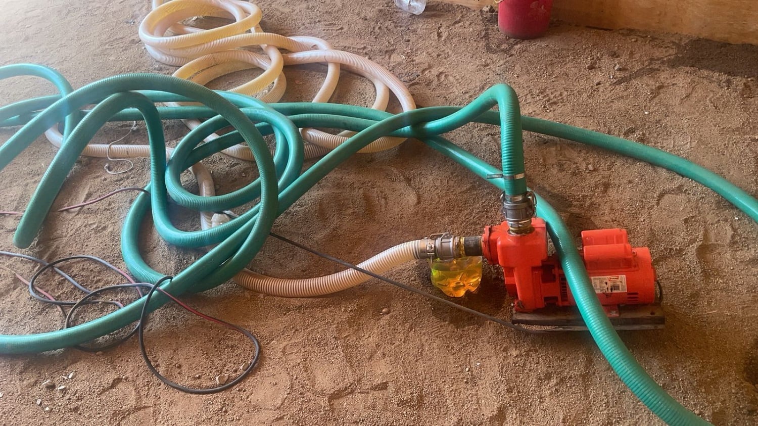 En el lugar se aseguraron seis mangueras de alta presión, 18 coples, diversos objetos para la manipulación y conexión de mangueras de alta presión, tres contenedores con mil 120 litros de hidrocarburo.