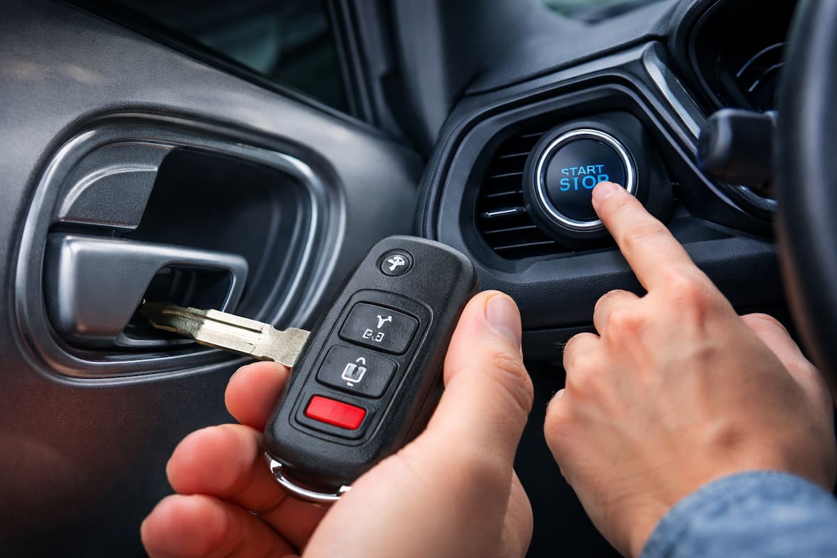 ¿Tu control del auto se quedó sin pila? El truco del sensor oculto para abrir y encender tu vehículo