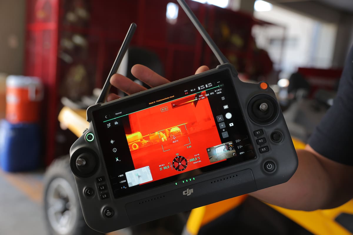 Uno de los mandos (controles) donde se puede apreciar la imagen de la cámara térmica del dron DJI Matrice 30T.