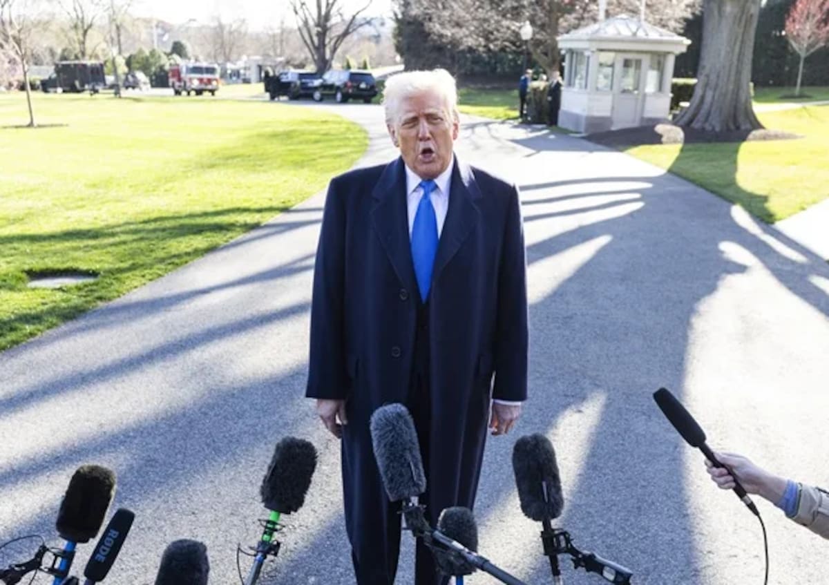 El presidente de Estados Unidos, Donald Trump, se prepara para hablar brevemente con los medios de comunicación mientras sale de la Casa Blanca. / EFE.