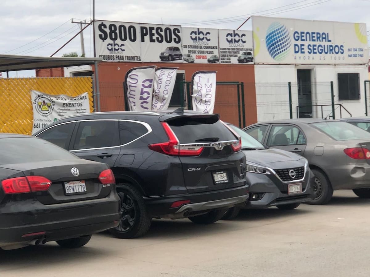 Miles de propietarios de autos chocolate en Baja California permanecen a la espera de sus placas y tarjetas de circulación, pese a haber concluido su proceso de regularización. Foto: Carmen Gutiérrez.