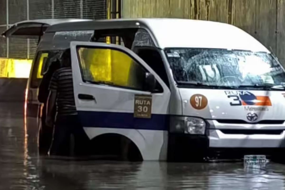 Mueren 6 personas tras quedar atrapadas en una combi inundada