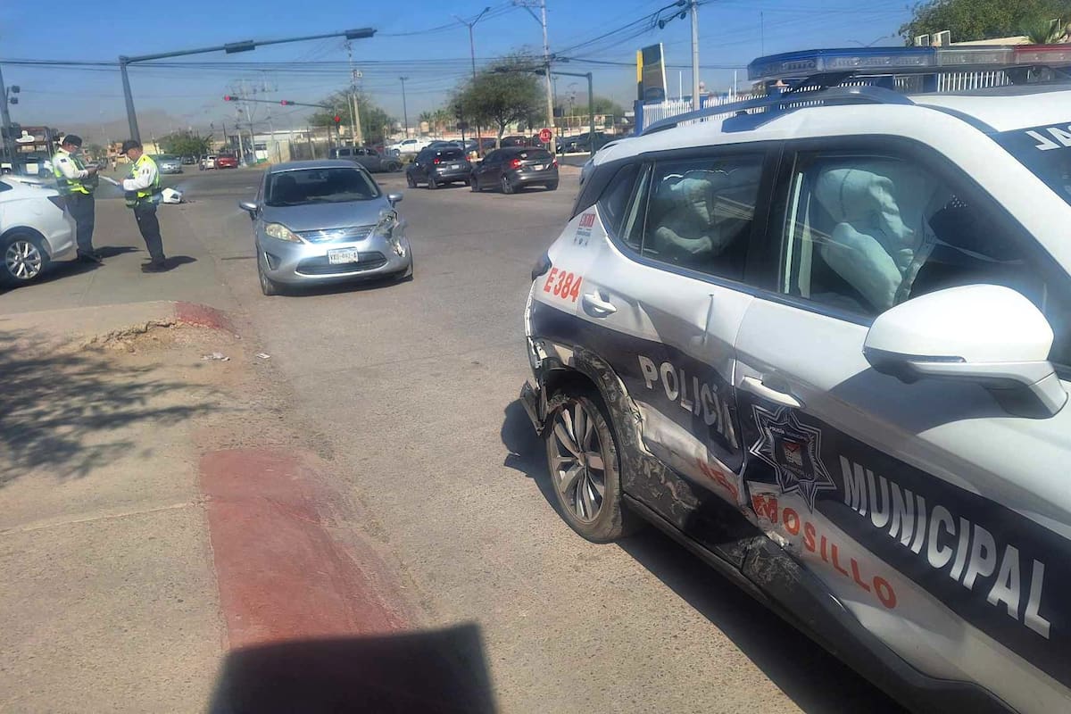 Patrulla choca con dos autos durante persecución por robo en Hermosillo