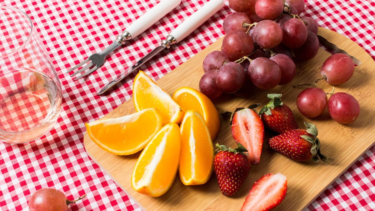 Un informe de las autoridades europeas confirma que las uvas, las fresas y las naranjas son las frutas más contaminadas con pesticidas, un hallazgo de la EFSA que enciende alertas por la presencia de insecticidas prohibidos