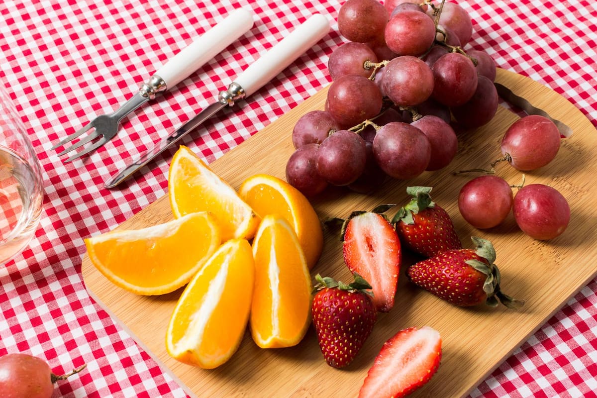 Un informe de las autoridades europeas confirma que las uvas, las fresas y las naranjas son las frutas más contaminadas con pesticidas, un hallazgo de la EFSA que enciende alertas por la presencia de insecticidas prohibidos