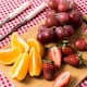 Un informe de las autoridades europeas confirma que las uvas, las fresas y las naranjas son las frutas más contaminadas con pesticidas, un hallazgo de la EFSA que enciende alertas por la presencia de insecticidas prohibidos