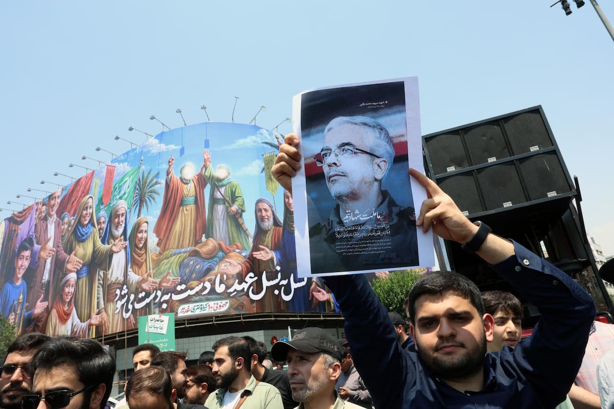 Iraníes sostienen carteles del jefe del Cuerpo de la Guardia Revolucionaria Islámica (CGRI), Hossein Salami (centro), y del científico nuclear Mohammad Mehdi Tehranchi (derecha), quienes murieron en un ataque aéreo israelí durante una protesta en Teherán, Irán, el 13 de junio de 2025. EFE/EPA/ABEDIN TAHERKENAREH