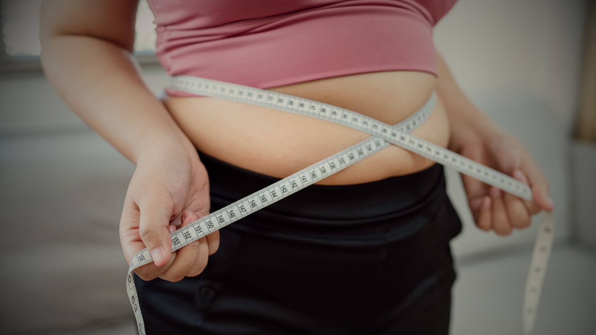 Este descubrimiento no dice que adelgazar sea imposible, sino que el cuerpo no está diseñado para perder grasa rápido, sino para sobrevivir. Foto: Especial (Canva)