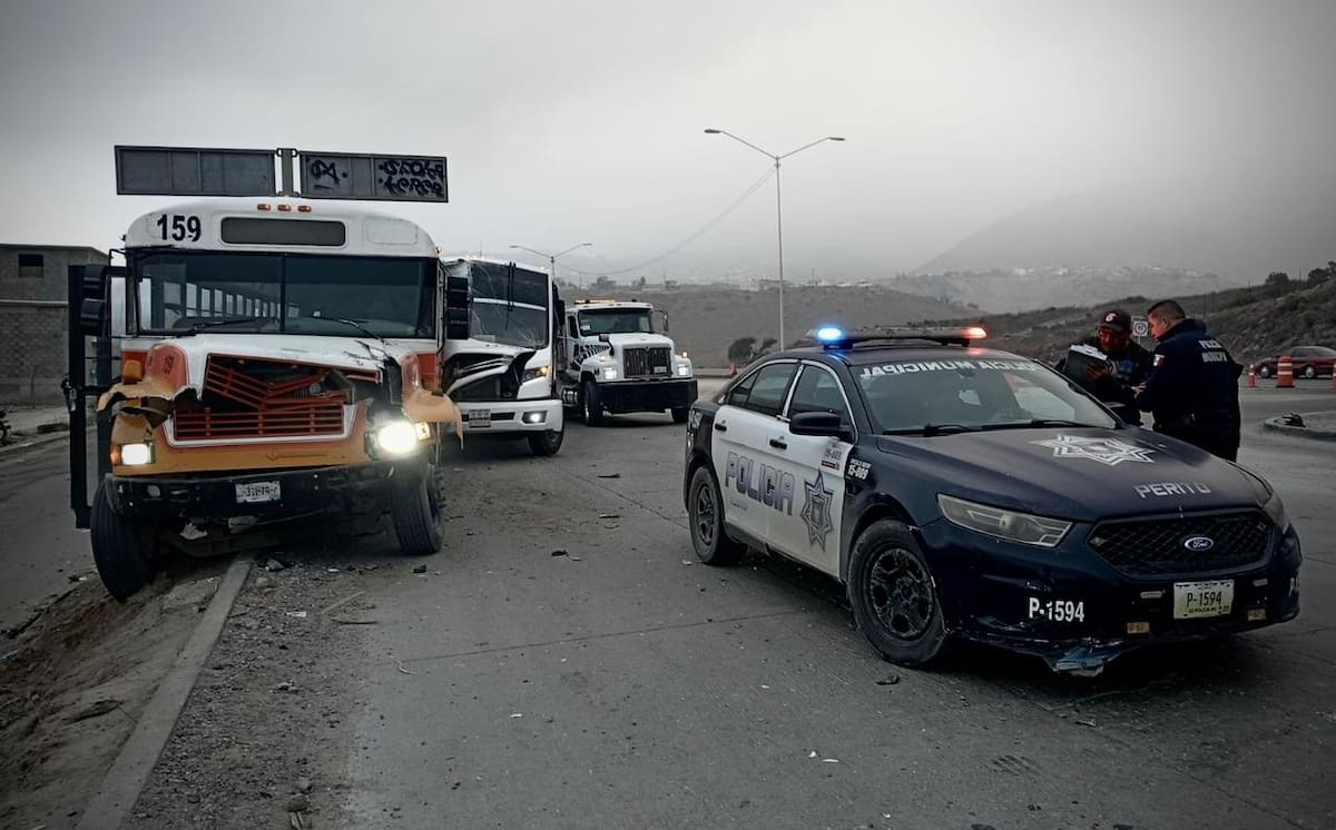El percance se registró alrededor de las 06:30 horas de hoy, cuando una unidad de Settepi que se dirigía rumbo a El Refugio impactó por detrás a un camión. Foto: Border Zoom