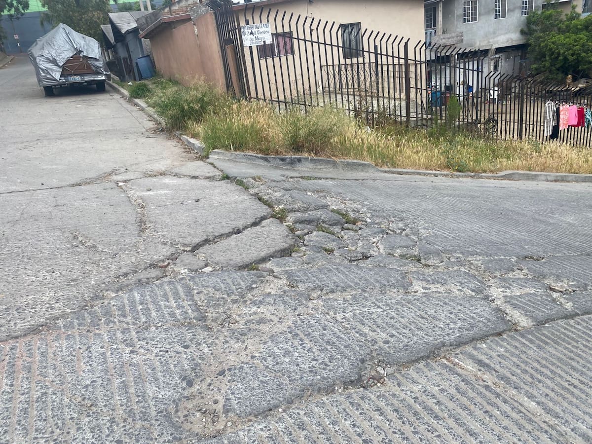 Vehículos particulares y taxis de ruta suelen tomar la calle como “atajo” para evadir el tráfico, lo que afecta en la zona cercana a escuelas. Foto: Emmanuel Castañeda