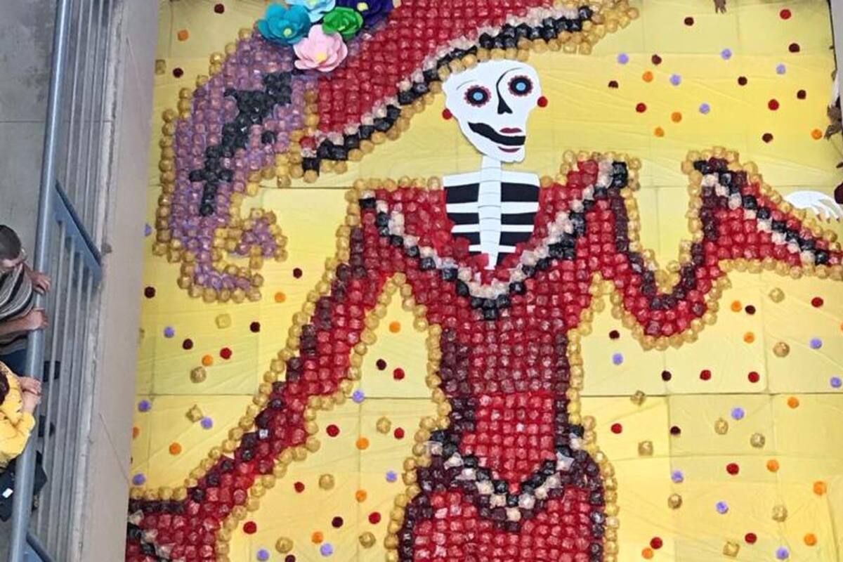 Elaboran catrina gigante con 2 mil 500 panes de muerto