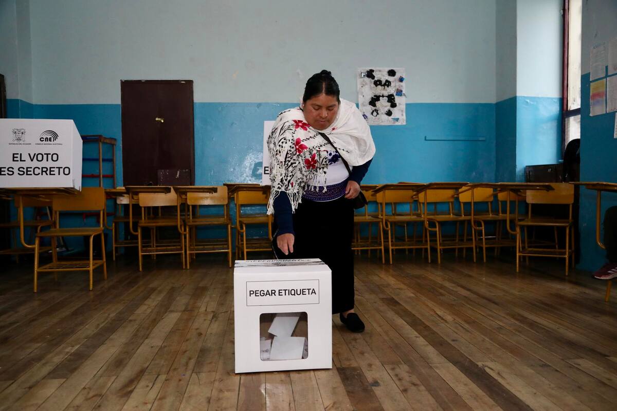 La votación de la segunda vuelta de las elecciones presidenciales de Ecuador comenzó este domingo para elegir a la persona que gobernará el país los próximos cuatro años (2025-2029), a lo que optan el actual presidente, el empresario Daniel Noboa, y la candidata del correísmo, la progresista Luisa González. EFE/Gianna Benalcazar