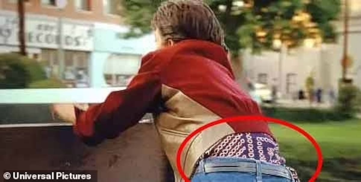 Marty McFly inicia su persecución con una camisa roja y azul, jeans y un cinturón negro. / Foto: Universal Pictures