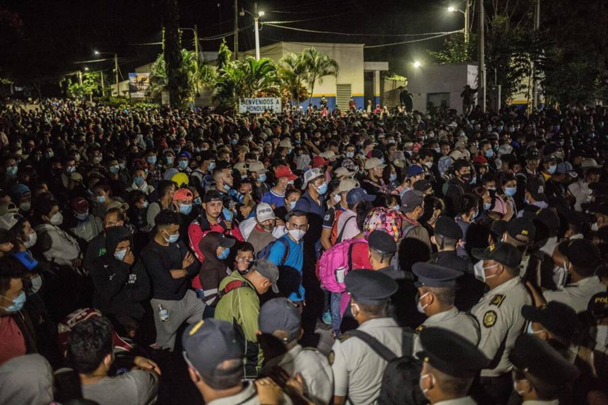 Caravana con más de 6 mil migrantes rompe cercos policiales e ingresa a Guatemala, van hacia México y EU