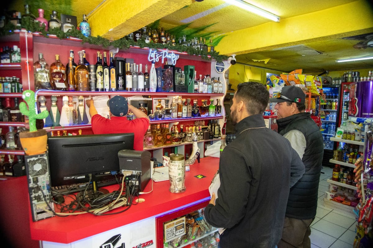 El operativo municipal busca que los comercios cumplan la normatividad y mejoren la limpieza en el primer cuadro y otras áreas de la ciudad. Foto: Cortesía