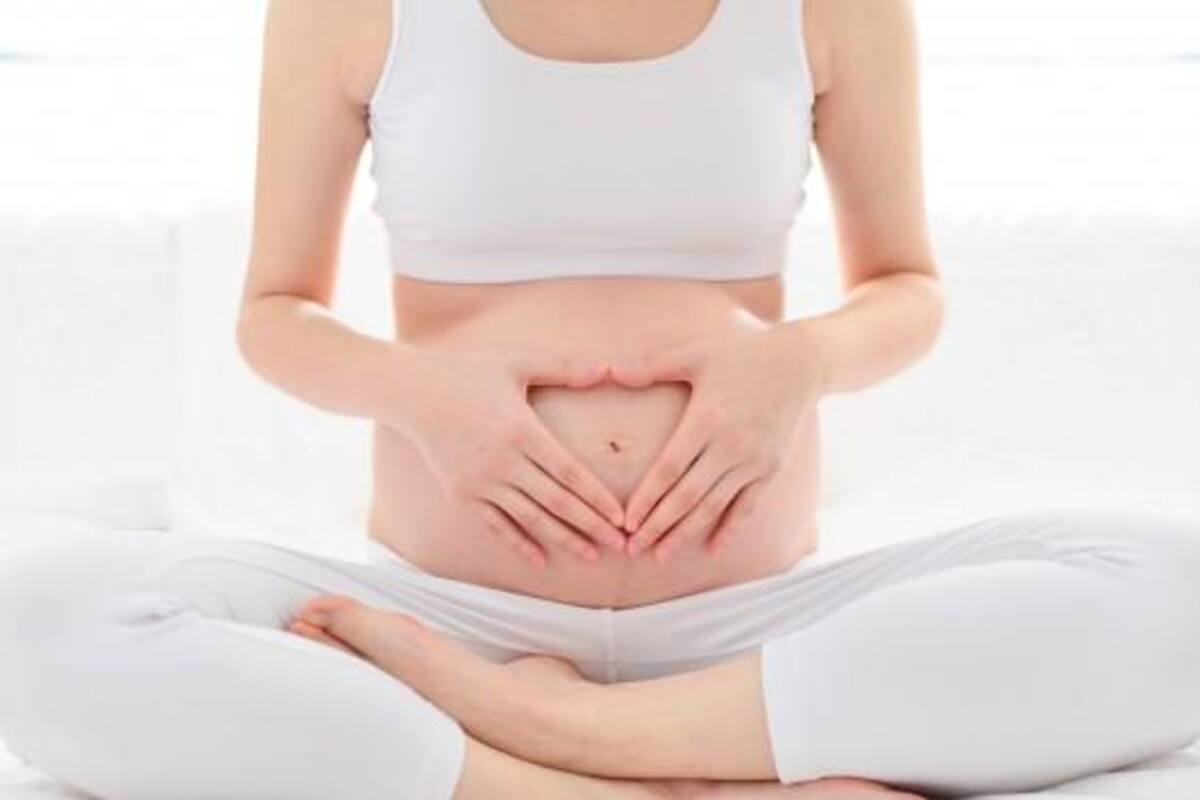 Los beneficios de la yoga prenatal y cómo te ayudará en el parto