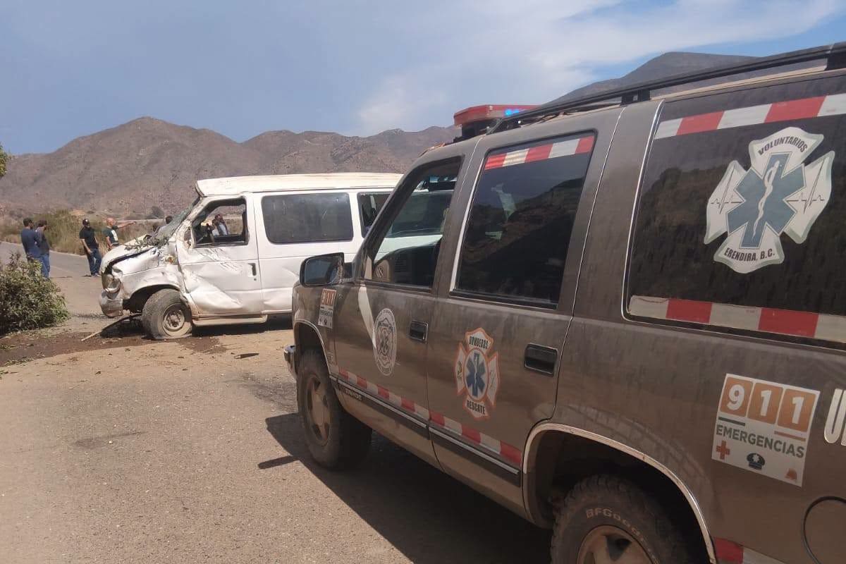 Volcadura de camioneta con jornaleros deja 11 lesionados en Eréndira