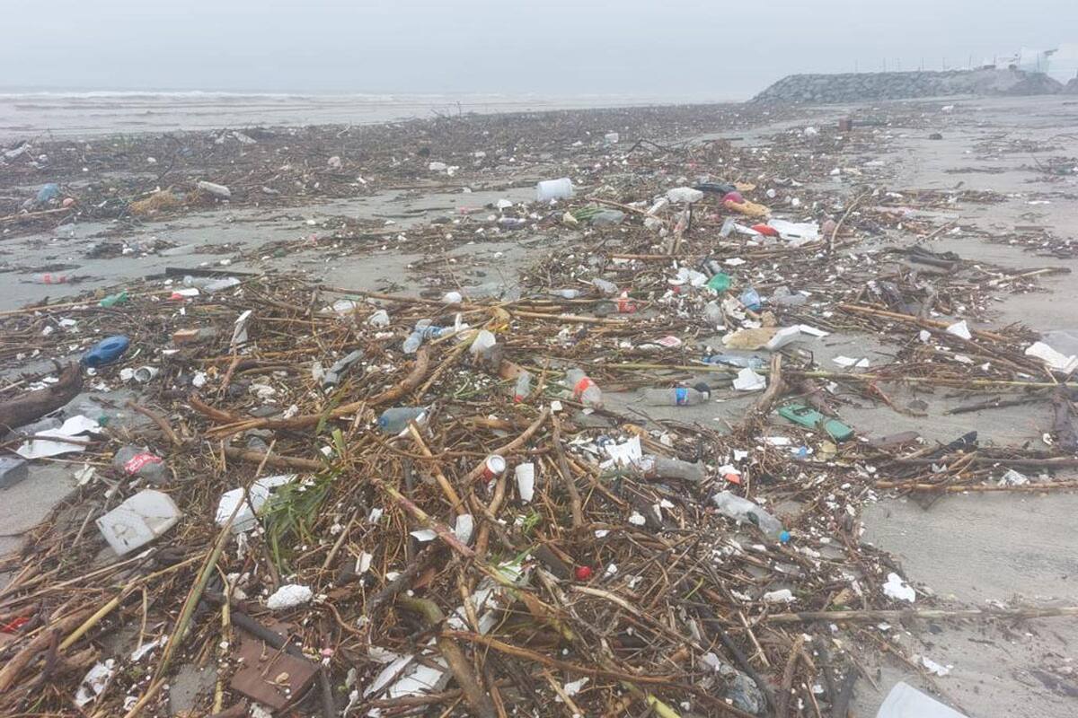 Lluvias en Rosarito: Basura del arroyo Huahuatay termina en el mar