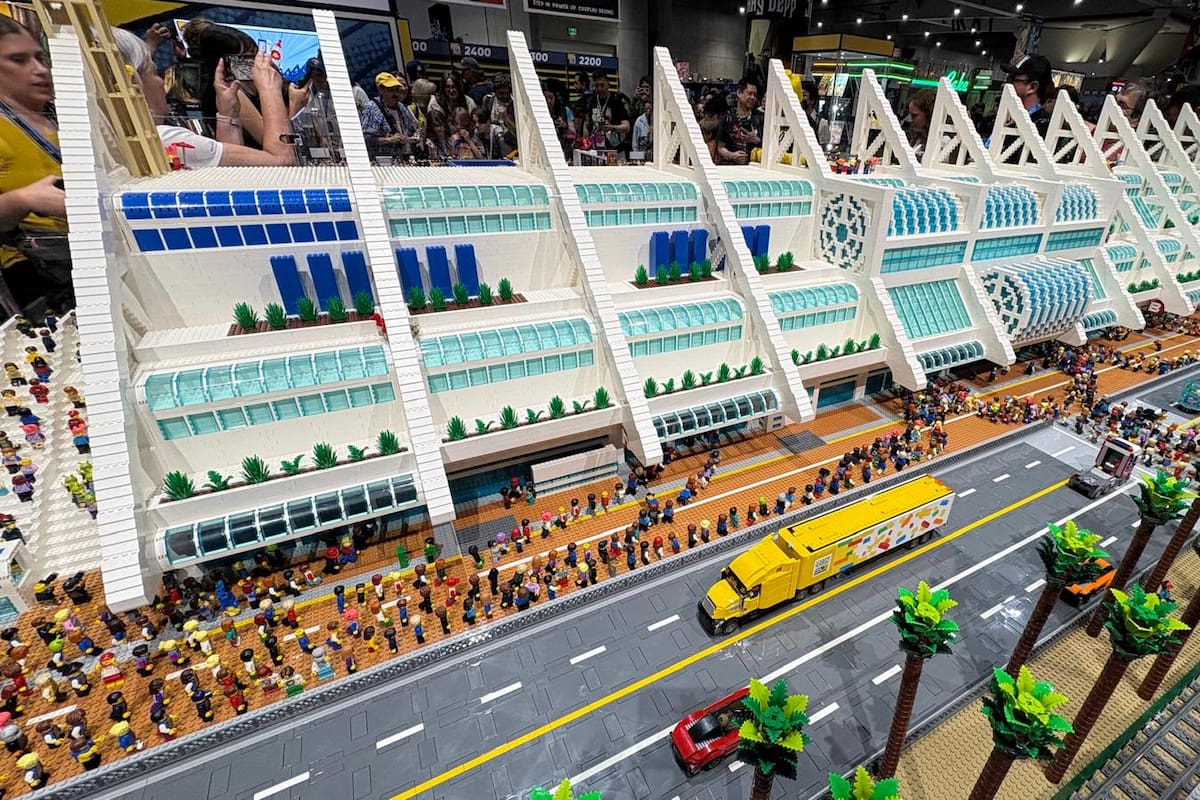 Recrean el Comic Con con miles de piezas de LEGO