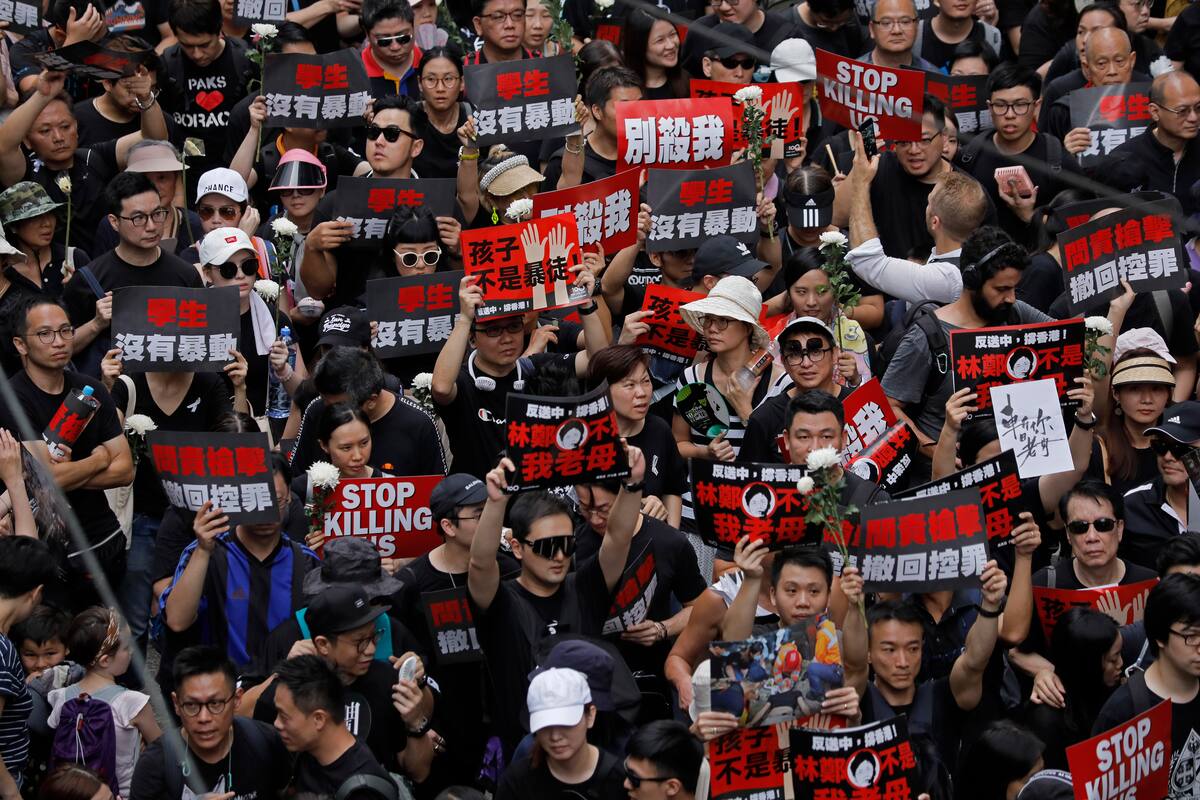 Gobierno de Hong Kong se disculpa tras marcha masiva