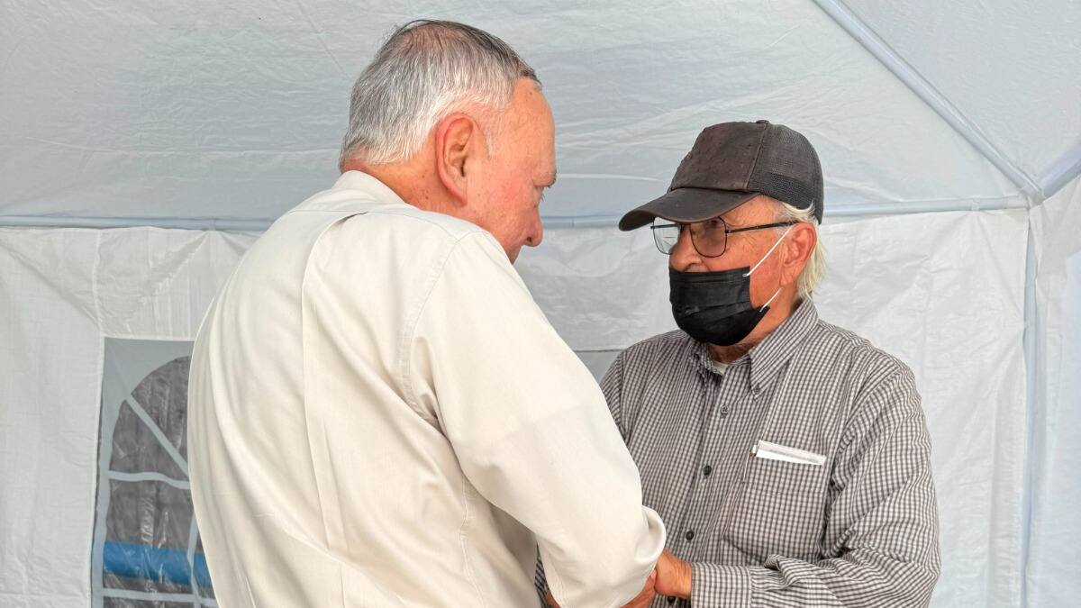 Arzobispo Ruy Rendón visita protesta de Covafam en el Congreso del Estado y bendice a abogado en huelga de hambre