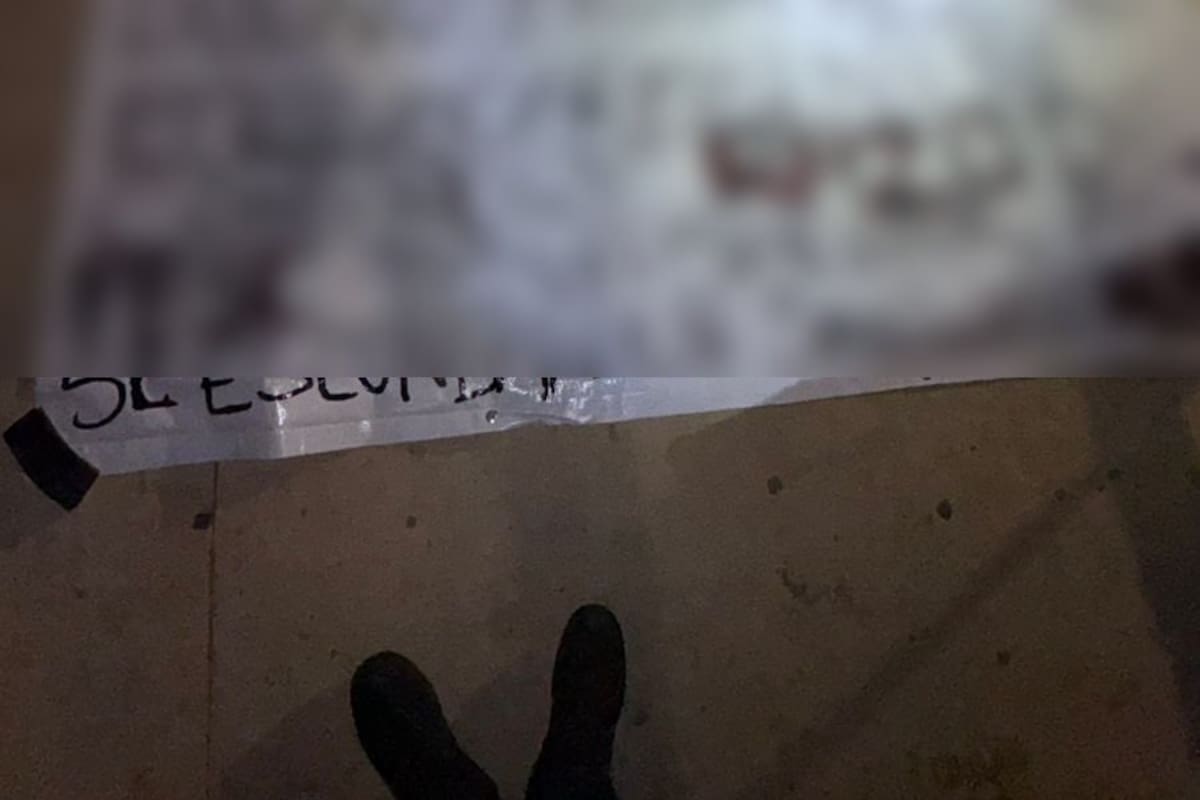 Dejan manta con mensaje criminal que menciona a agente de la FESC