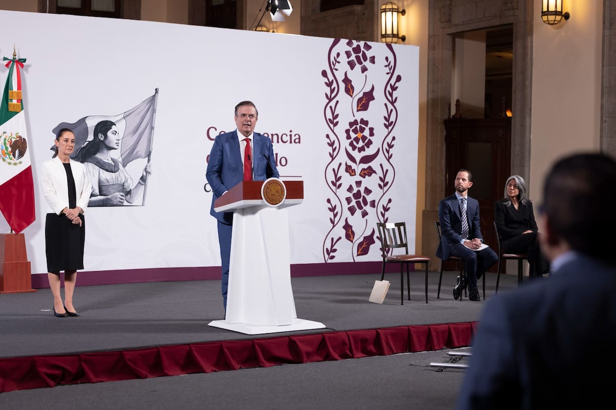 El secretario de Economía, Marcelo Ebrard, en la "Conferencia del Pueblo" de la presidenta Claudia Sheinbaum. | Crédito: Presidencia