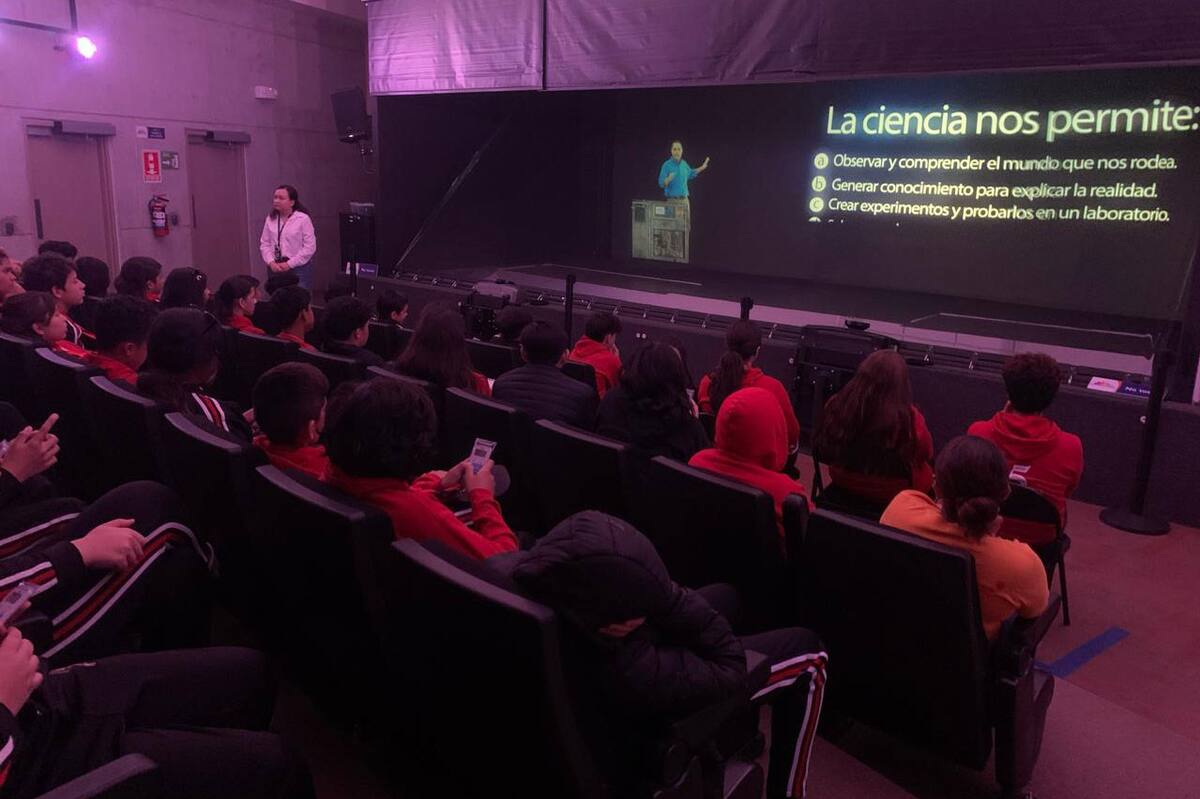 Cada grupo que entra recorre una serie de salas temáticas acompañados por guías capacitados.