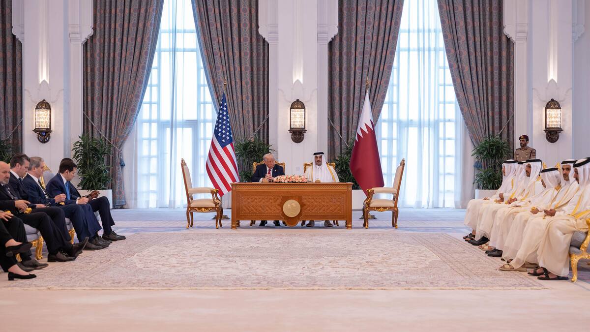 Fotografía divulgada por el Gabinete Principesco de Catar (Amiri Diwan) donde aparece el emir catarí, Tamim bin Hamad Al Thani (c-d), y el presidente estadounidense, Donald Trump (c-i). | Crédito: EFE/Amiri Diwan