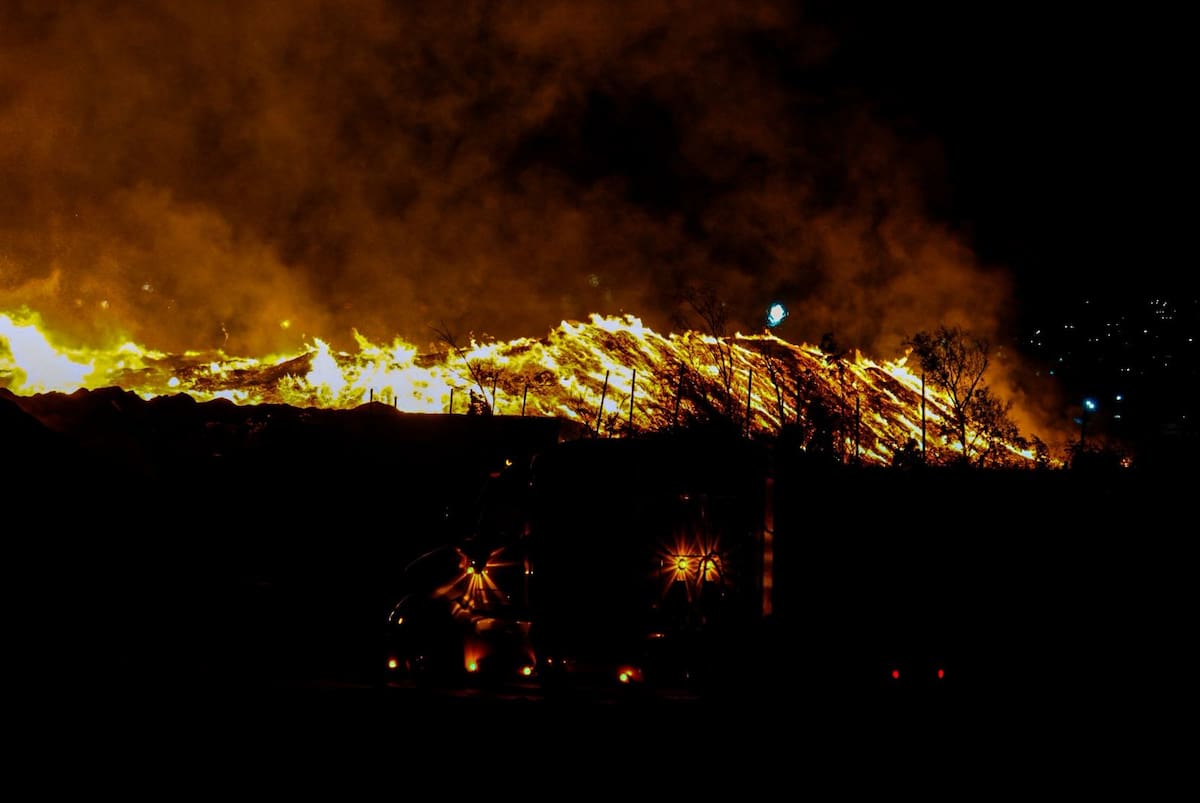 Personal de emergencia trabaja en la contención de un incendio de aserrín dentro de una planta procesadora, sin que hasta el momento se reporten personas lesionadas. Foto: Carlos Cruz