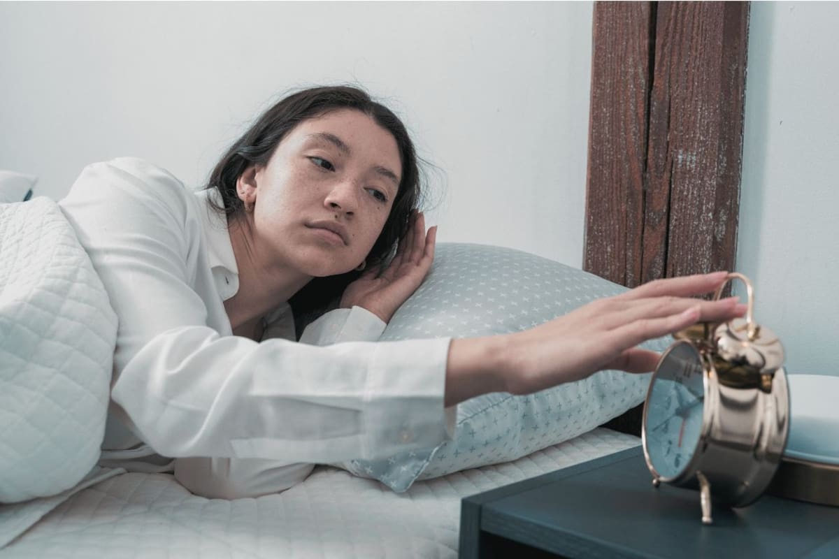 ¿Por qué te despiertas exactamente a las 3 a.m.? La ciencia relaciona este hábito con picos de cortisol, ansiedad y trastornos del sueño