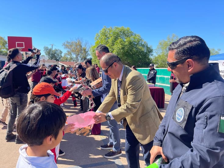 Cambian juguetes bélicos por didácticos en primaria de Rosarito