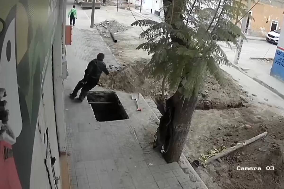 VIDEO: Hombre pierde el equilibrio, cae a una coladera y sufre fractura