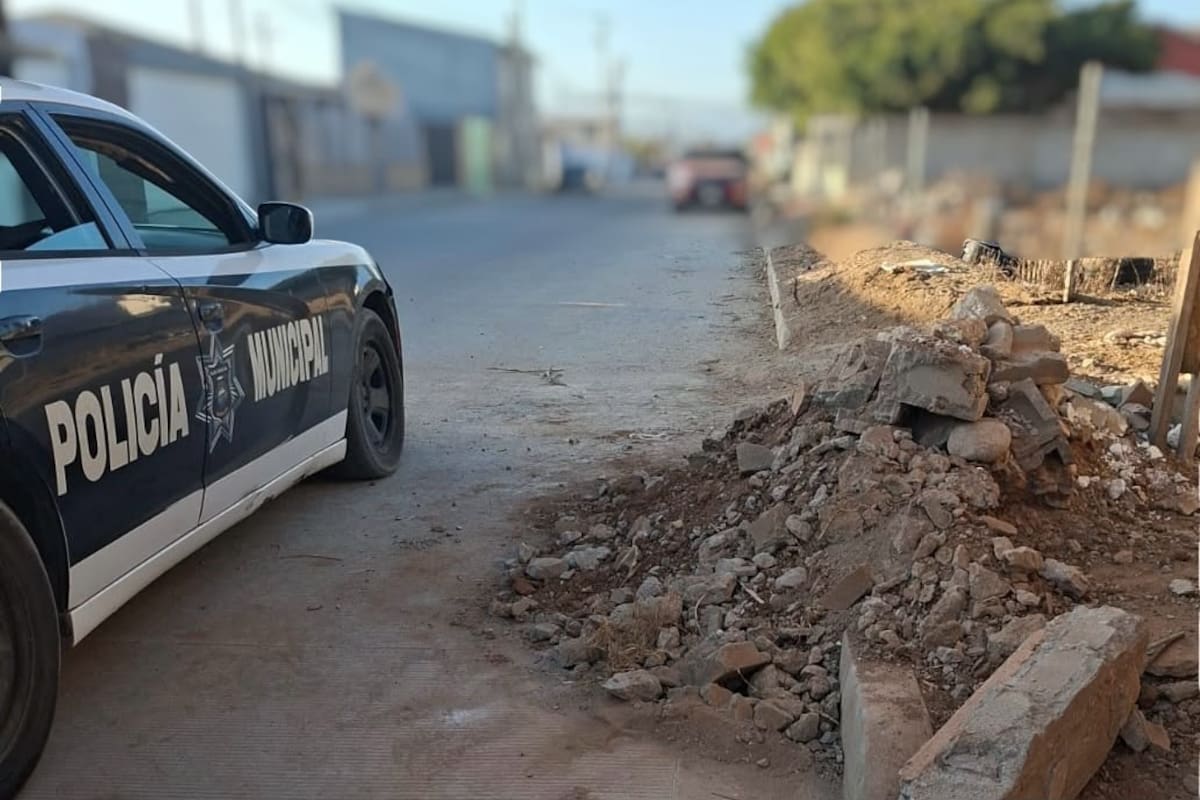 Detienen a hombre por arrojar escombro en plena calle de Ensenada