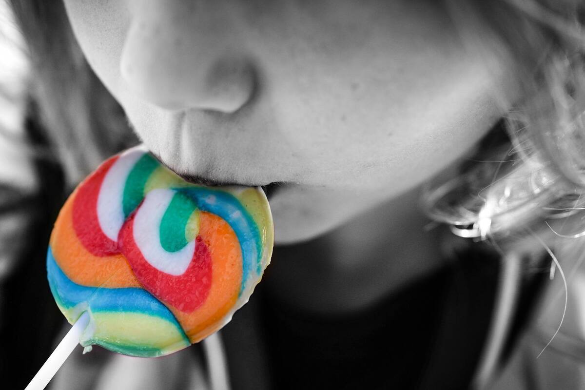 Prueba "paleta" contra Covid: Así rastrean el virus en niños de Austria