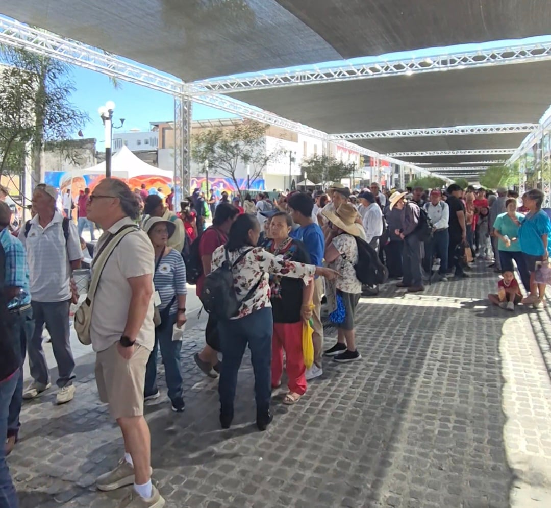 Tijuanenses se concentraron en la avenida Revolución a la espera de la llegada de la presidenta Claudia Sheinbaum al acto público. Foto: Michelle Castillo
