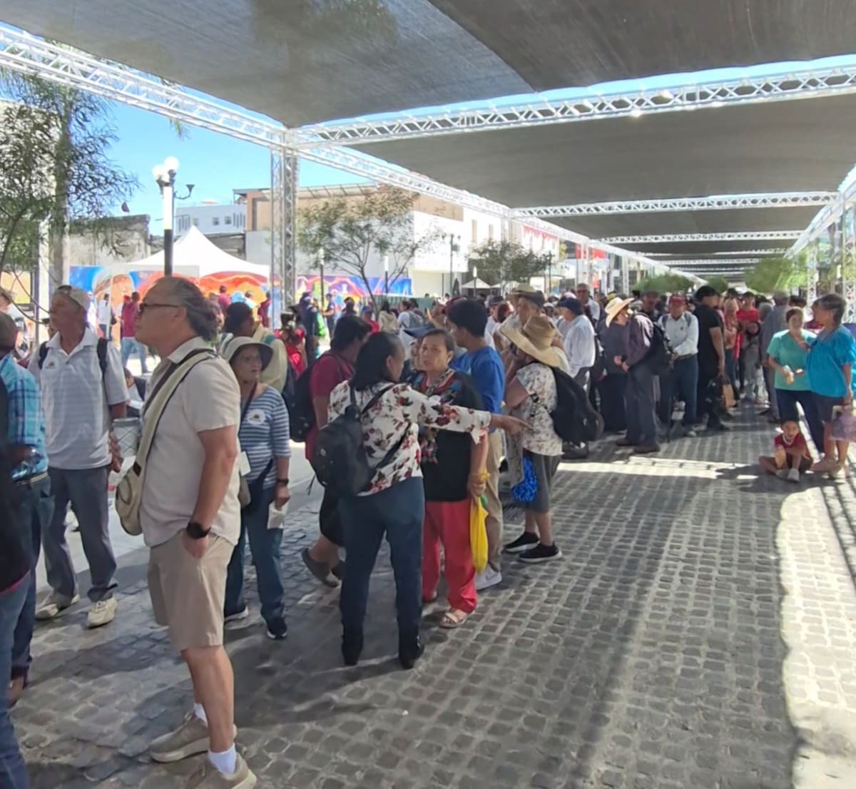 Tijuanenses se concentraron en la avenida Revolución a la espera de la llegada de la presidenta Claudia Sheinbaum al acto público. Foto: Michelle Castillo